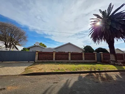 4 Bedroom House For Sale in Kimberley - YJ1i.webp