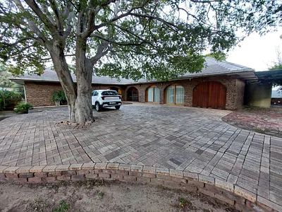 4 Bedroom House For Sale in Graaff-Reinet - 7DS4.webp