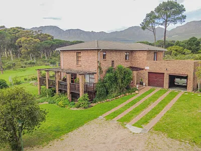 4 Bedroom House For Sale in Somerset West - a3Lb.webp