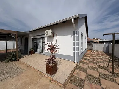 3 Bedroom House For Sale in Kimberley - d2fi.webp