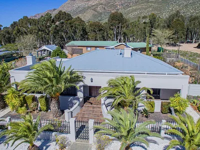 4 Bedroom House For Sale in Montagu - kBld.webp