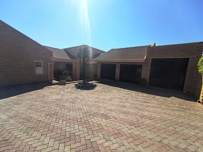 3 Bedroom Townhouse For Sale in Centurion - EU7w.webp