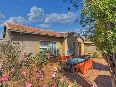 2 Bedroom House For Sale in Soweto - zjhm.webp