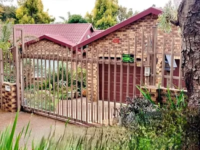 4 Bedroom House For Sale in Roodepoort - 5urF.webp