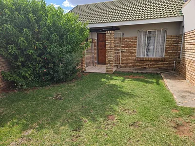 2 Bedroom Townhouse For Sale in Kimberley - UTz1.webp