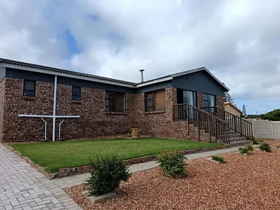 4 Bedroom House For Sale in Mossel Bay - dkFb.webp