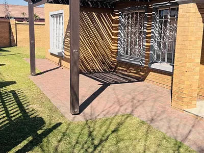 3 Bedroom Townhouse For Sale in Witbank - NA3m.webp