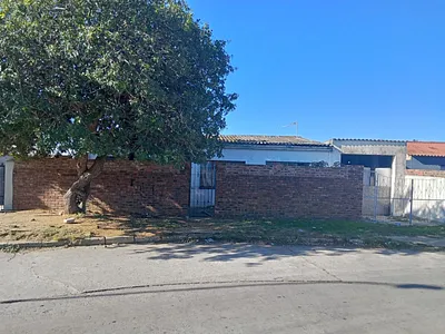 3 Bedroom House For Sale in Port Elizabeth - ugLY.webp