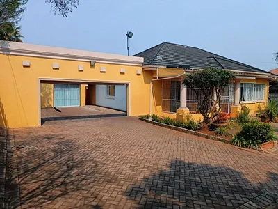 7 Bedroom House For Sale in Roodepoort - EYri.webp