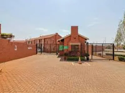 3 Bedroom House To Rent in Roodepoort - yH1H.webp