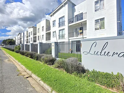 2 Bedroom Apartment For Sale in Somerset West - 9QsO.webp