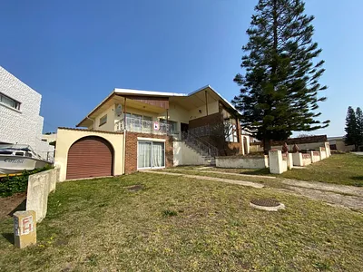 4 Bedroom House For Sale in Port Elizabeth - CBYh.webp