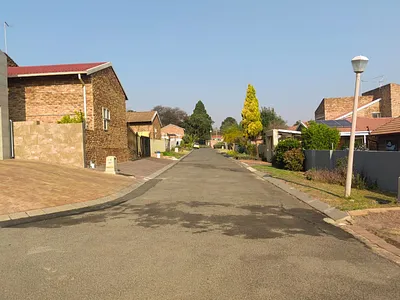 3 Bedroom House To Rent in Roodepoort - 64Wl.webp