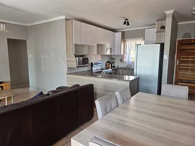 2 Bedroom Townhouse For Sale in Polokwane - es5b.webp