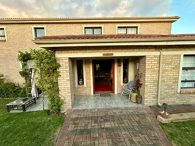4 Bedroom House For Sale in Stilbaai West, Stilbaai - GRZ5.webp