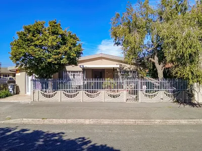 4 Bedroom House For Sale in Strand - J2jg.webp
