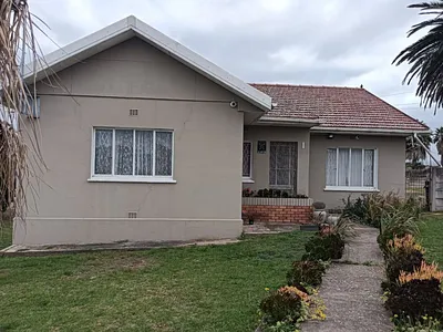 3 Bedroom House For Sale in Uitenhage - Jm6w.webp