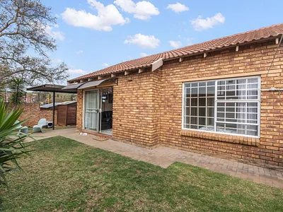 2 Bedroom Townhouse For Sale in Roodepoort - zFXj.webp