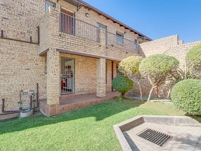 2 Bedroom Apartment For Sale in Roodepoort - OrUG.webp