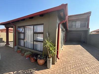 3 Bedroom House For Sale in Roodepoort - Rr8x.webp