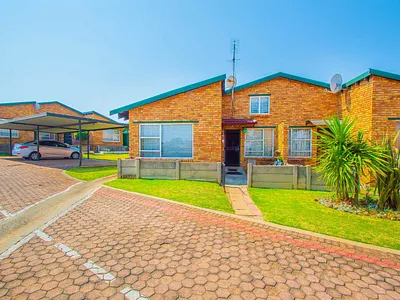 3 Bedroom Townhouse For Sale in Krugersdorp - qJ4v.webp