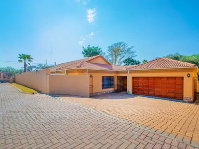 3 Bedroom Townhouse For Sale in Roodepoort - dYti.webp