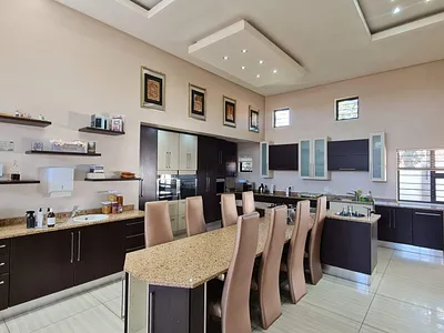 4 Bedroom House For Sale in Hillsview, White River - xICR.webp
