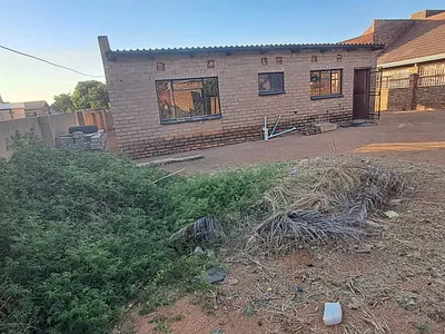 2 Bedroom House For Sale in Soshanguve - R7VK.webp