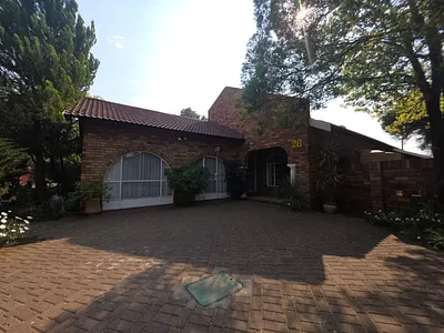 4 Bedroom House For Sale in Kimberley - V9xE.webp