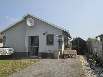 3 Bedroom House For Sale in Port Elizabeth - img