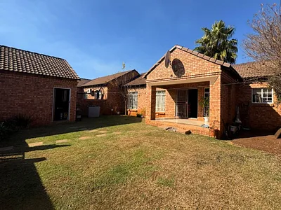 3 Bedroom Townhouse For Sale in Pretoria - rWhW.webp