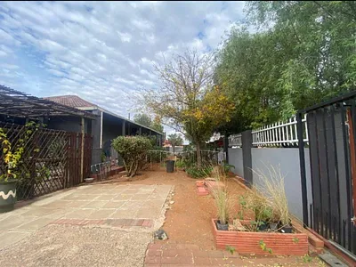 3 Bedroom House For Sale in Kimberley - lsgJ.webp