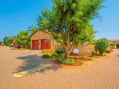 3 Bedroom Townhouse For Sale in Roodepoort - img
