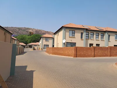 3 Bedroom Townhouse For Sale in Akasia - UE49.webp
