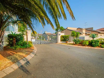 3 Bedroom Townhouse For Sale in Roodepoort - 8vph.webp