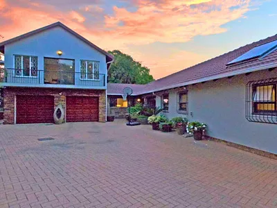 6 Bedroom House For Sale in Randburg - KygF.webp