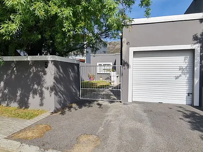 2 Bedroom House For Sale in Gordons Bay - 7hLy.webp