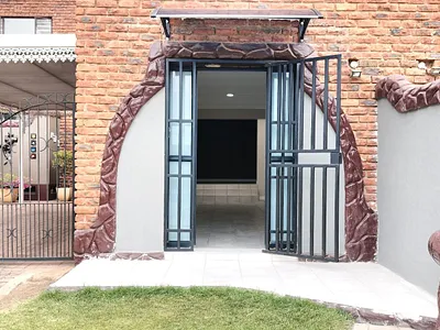 2 Bedroom Townhouse For Sale in Roodepoort - OkFQ.webp