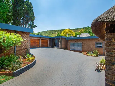 5 Bedroom House For Sale in Roodepoort - e4W8.webp