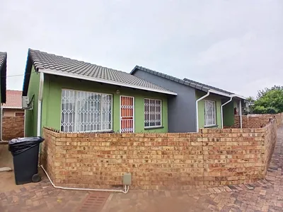3 Bedroom Townhouse For Sale in Johannesburg - lyYH.webp