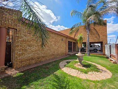 3 Bedroom House For Sale in Kimberley - xHP5.webp