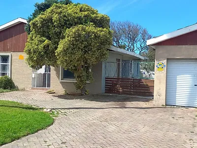 3 Bedroom House For Sale in Port Elizabeth - d44f.webp