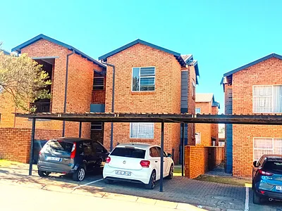 2 Bedroom Apartment For Sale in Roodepoort - xxwT.webp