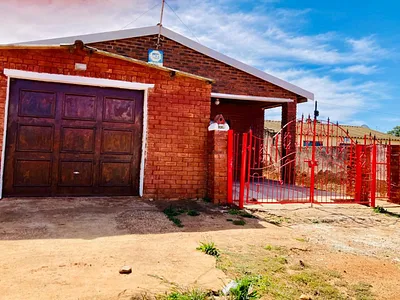 4 Bedroom House For Sale in Port Elizabeth - Yq7B.webp