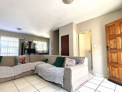 3 Bedroom Townhouse For Sale in Pretoria - img