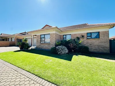 3 Bedroom House For Sale in Mossel Bay - NZry.webp