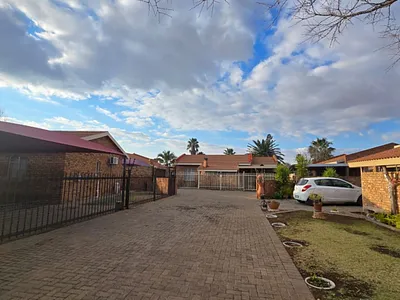 2 Bedroom Townhouse For Sale in Kimberley - xZTe.webp
