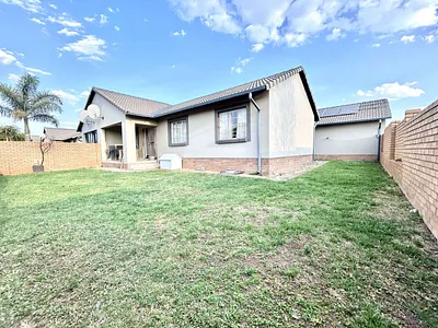 3 Bedroom Townhouse For Sale in Pretoria - 56uY.webp