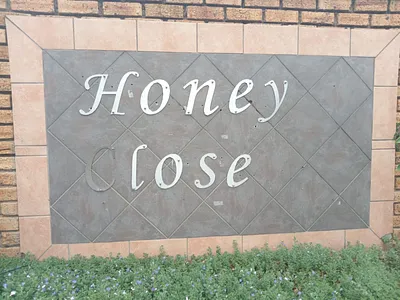 2 Bedroom Apartment For Sale in Roodepoort - Ed6D.webp