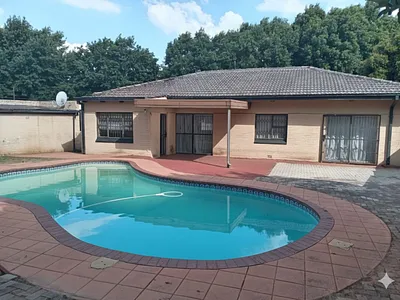 3 Bedroom House For Sale in Roodepoort - Bp0A.webp